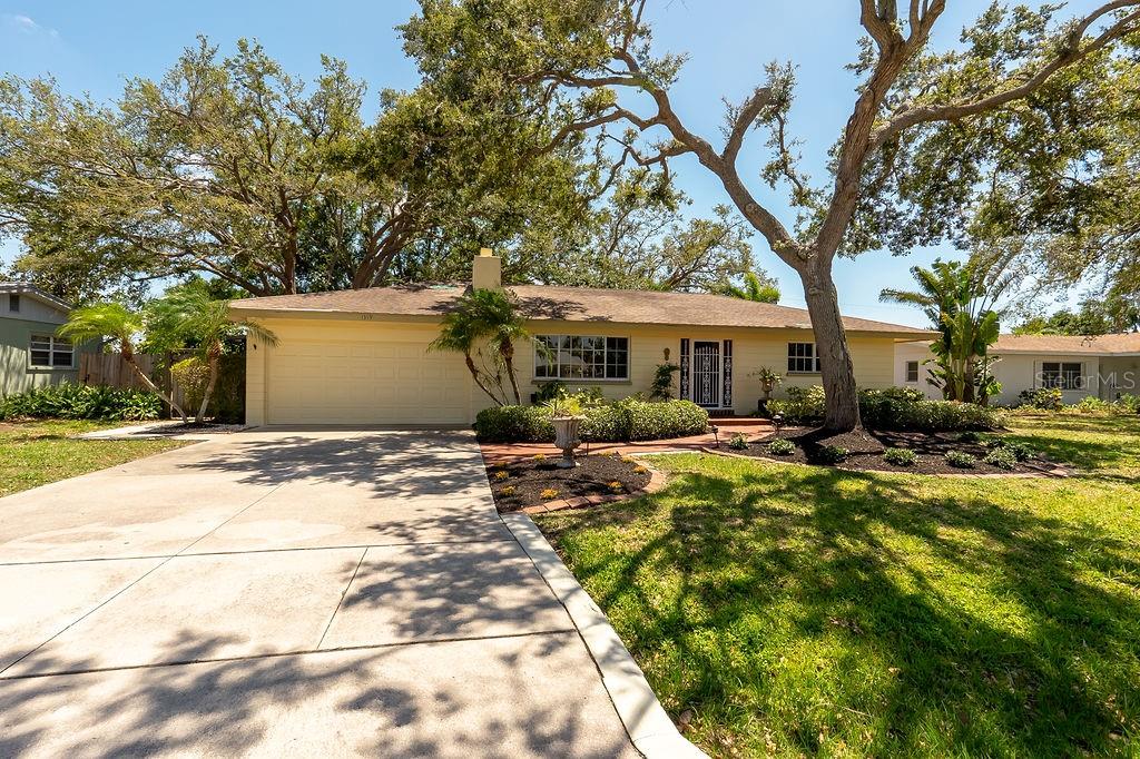 1319 MANGO AVENUE