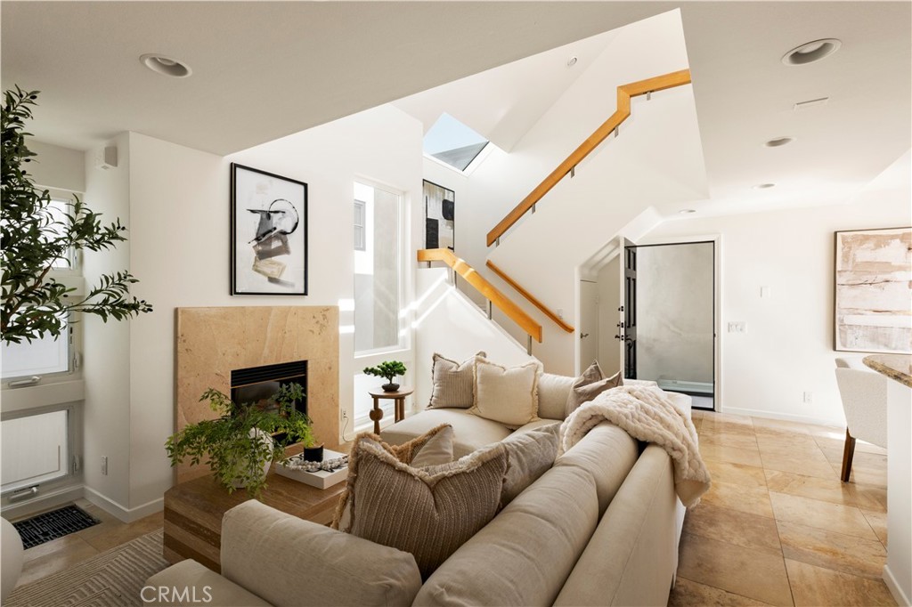 517 1/2 Larkspur