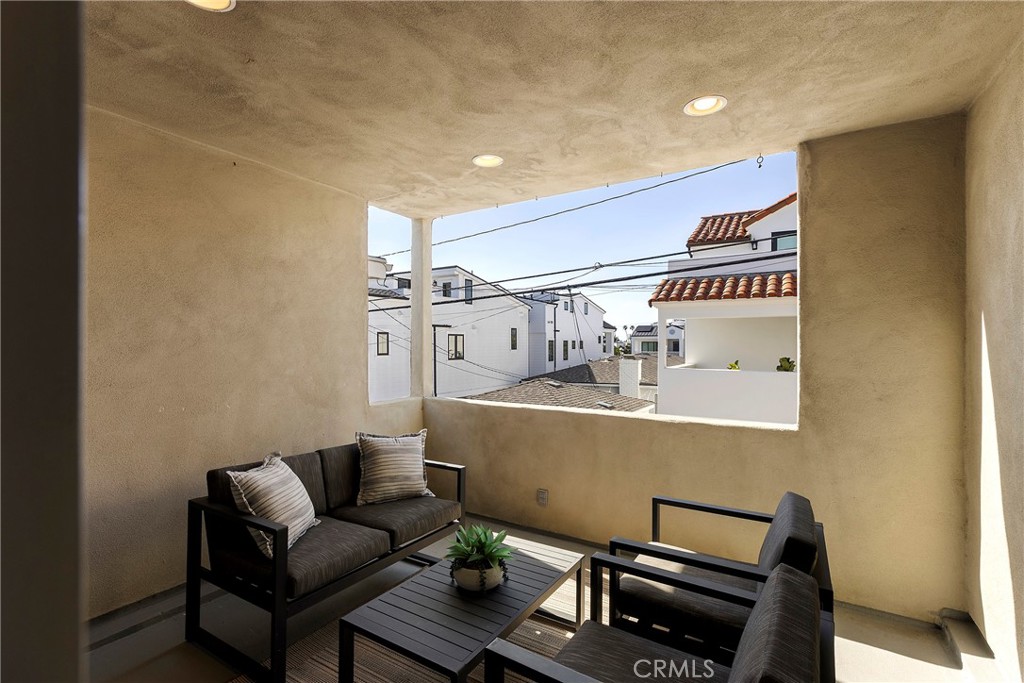 517 1/2 Larkspur