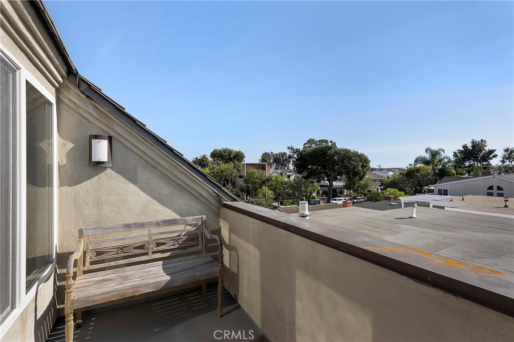 517 1/2 Larkspur