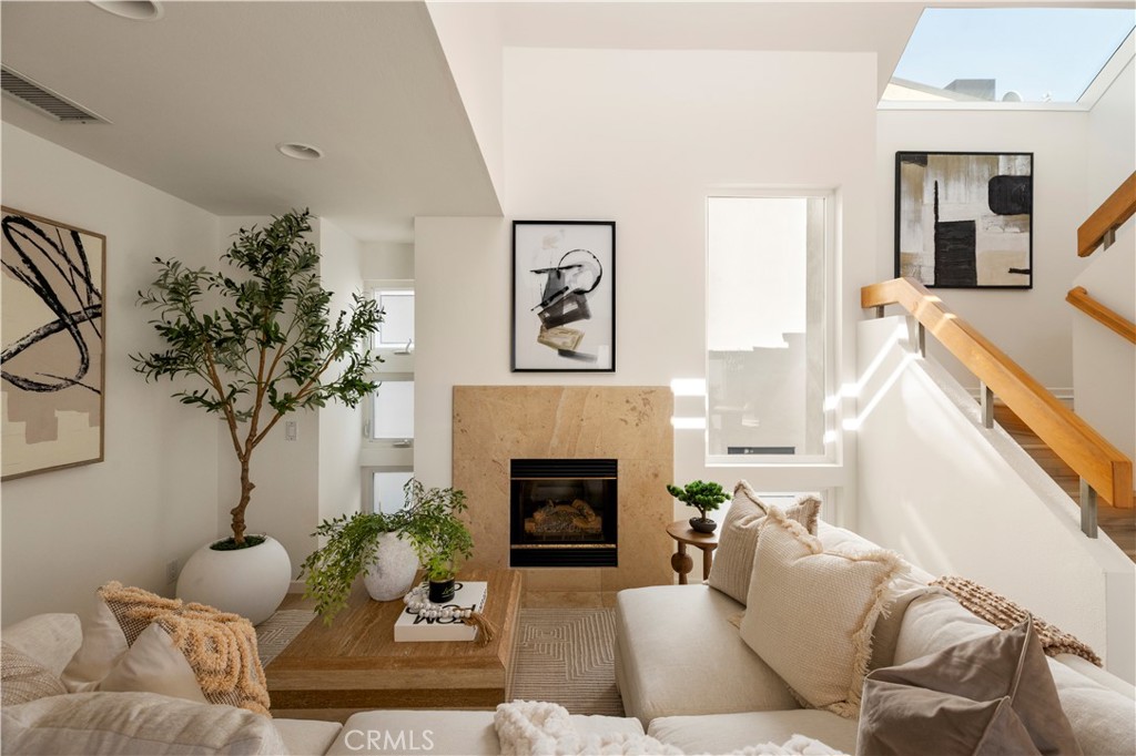 517 1/2 Larkspur