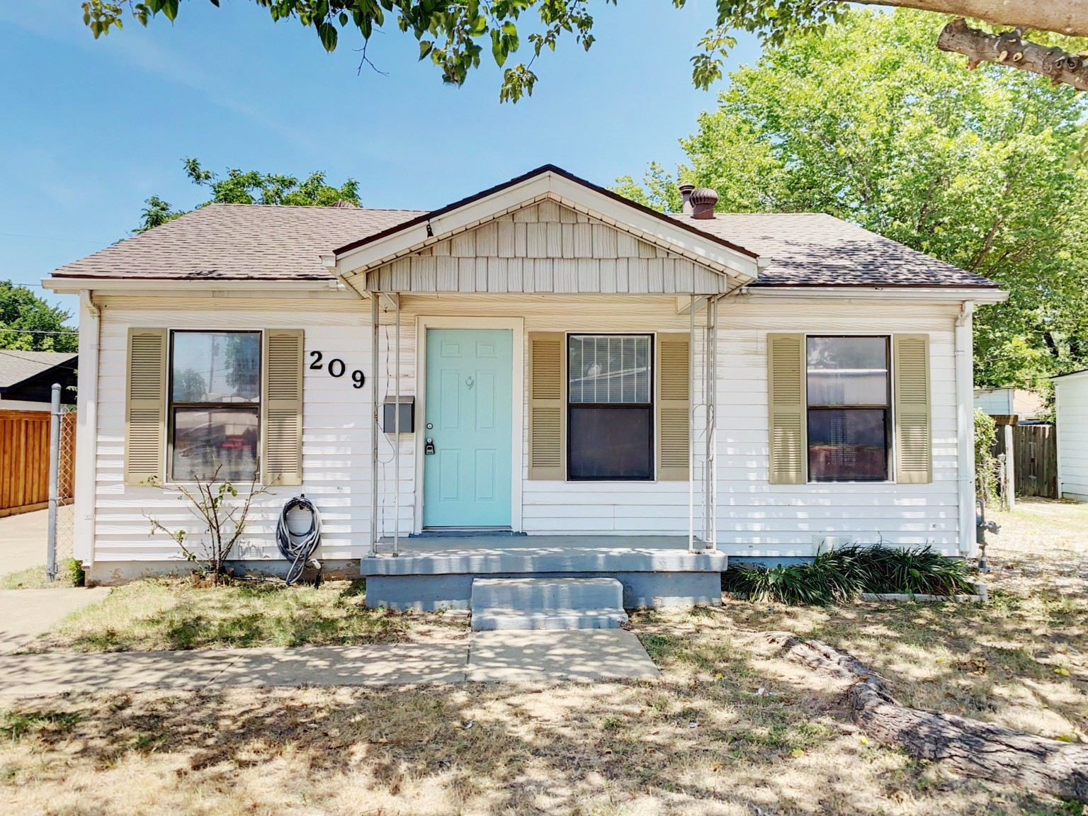 209 E Pioneer Drive