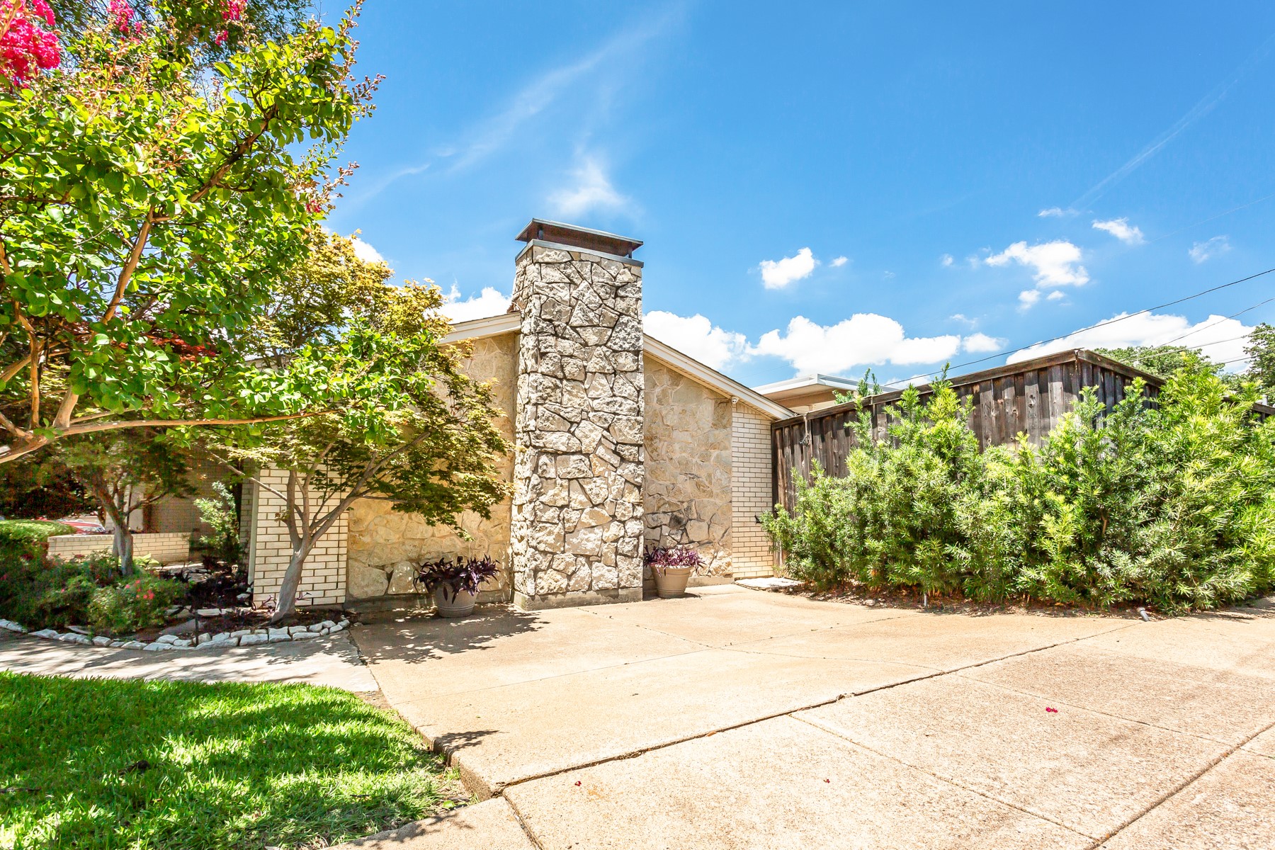 3501 Esplendor Avenue