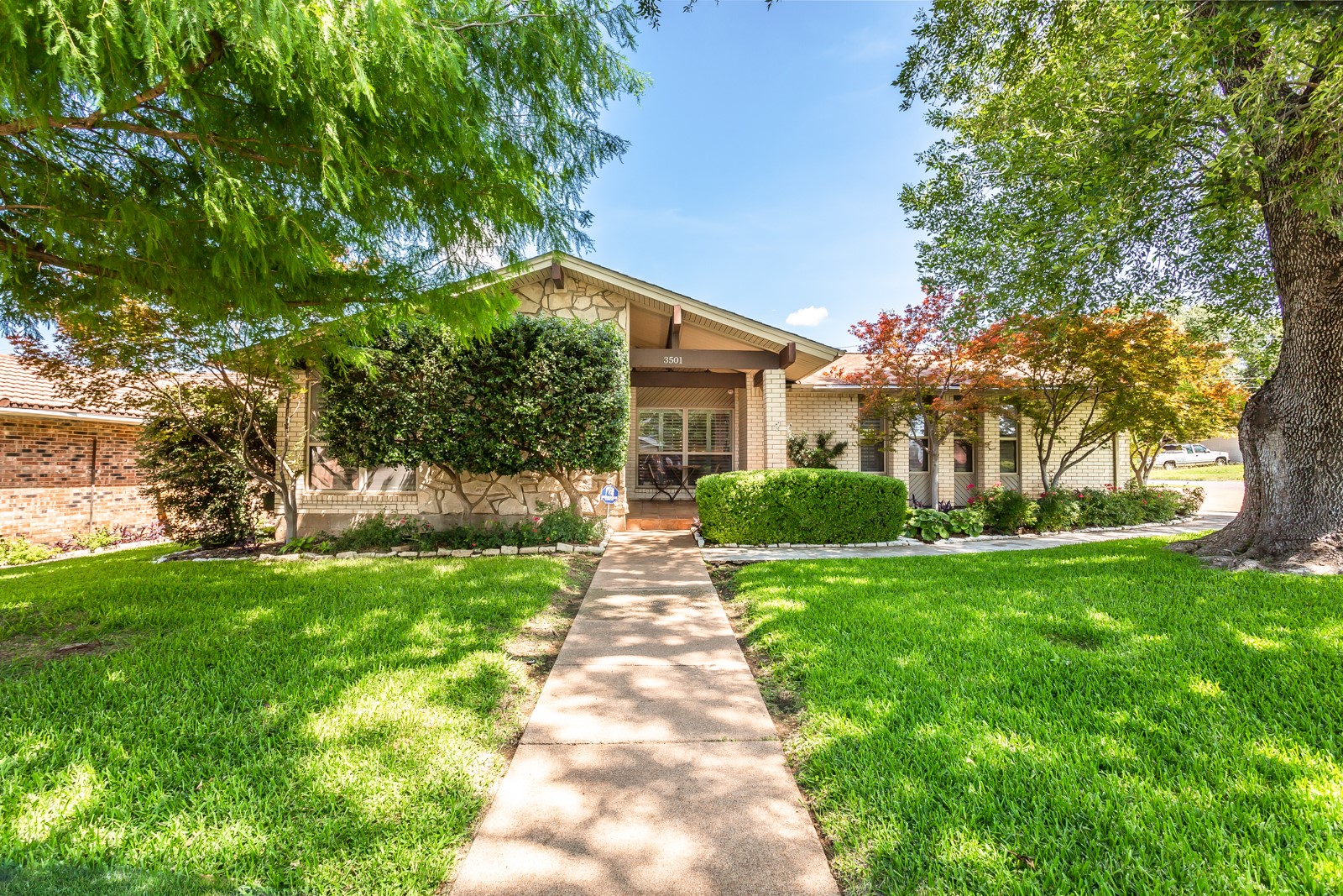 3501 Esplendor Avenue