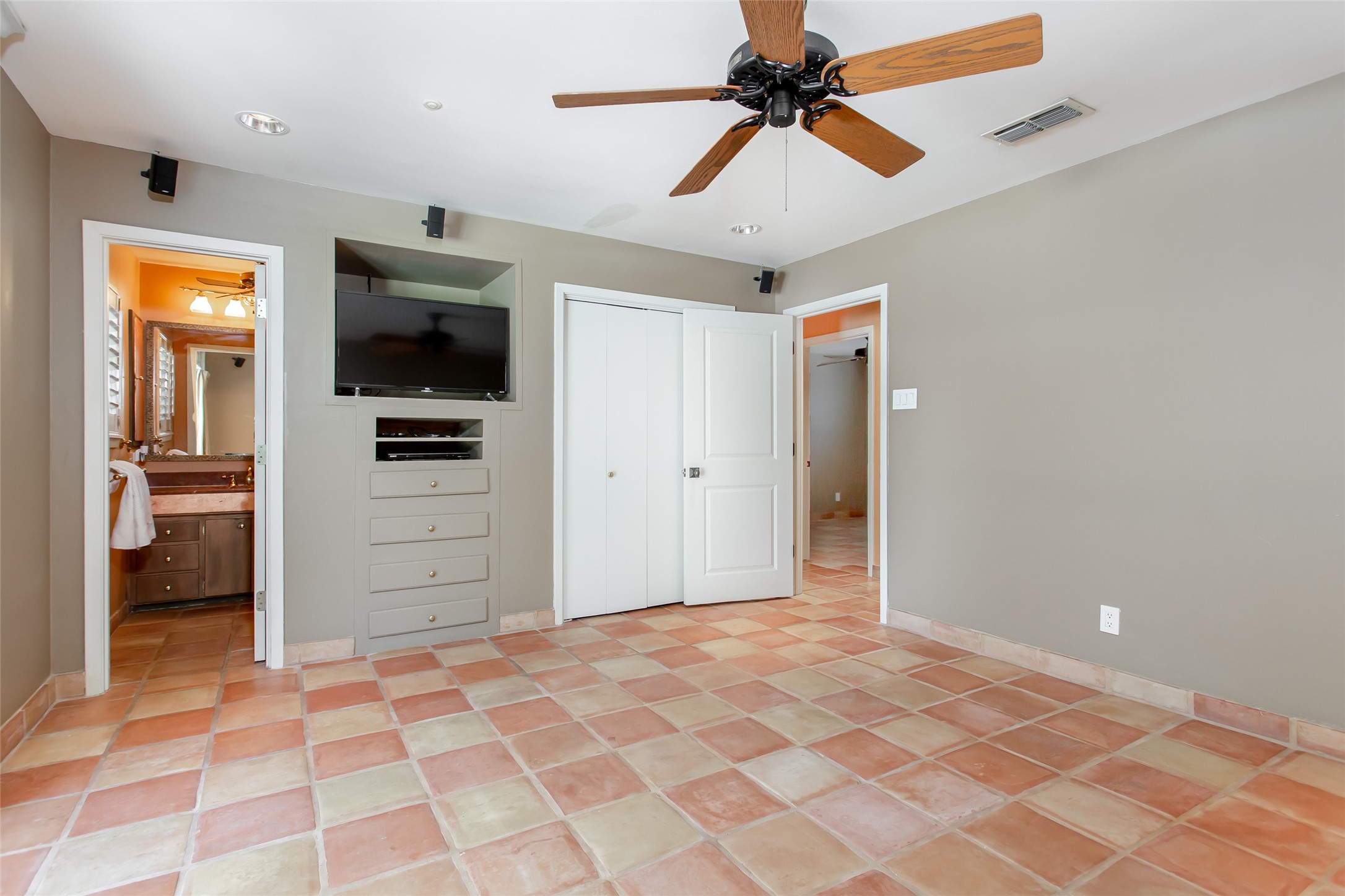 3501 Esplendor Avenue