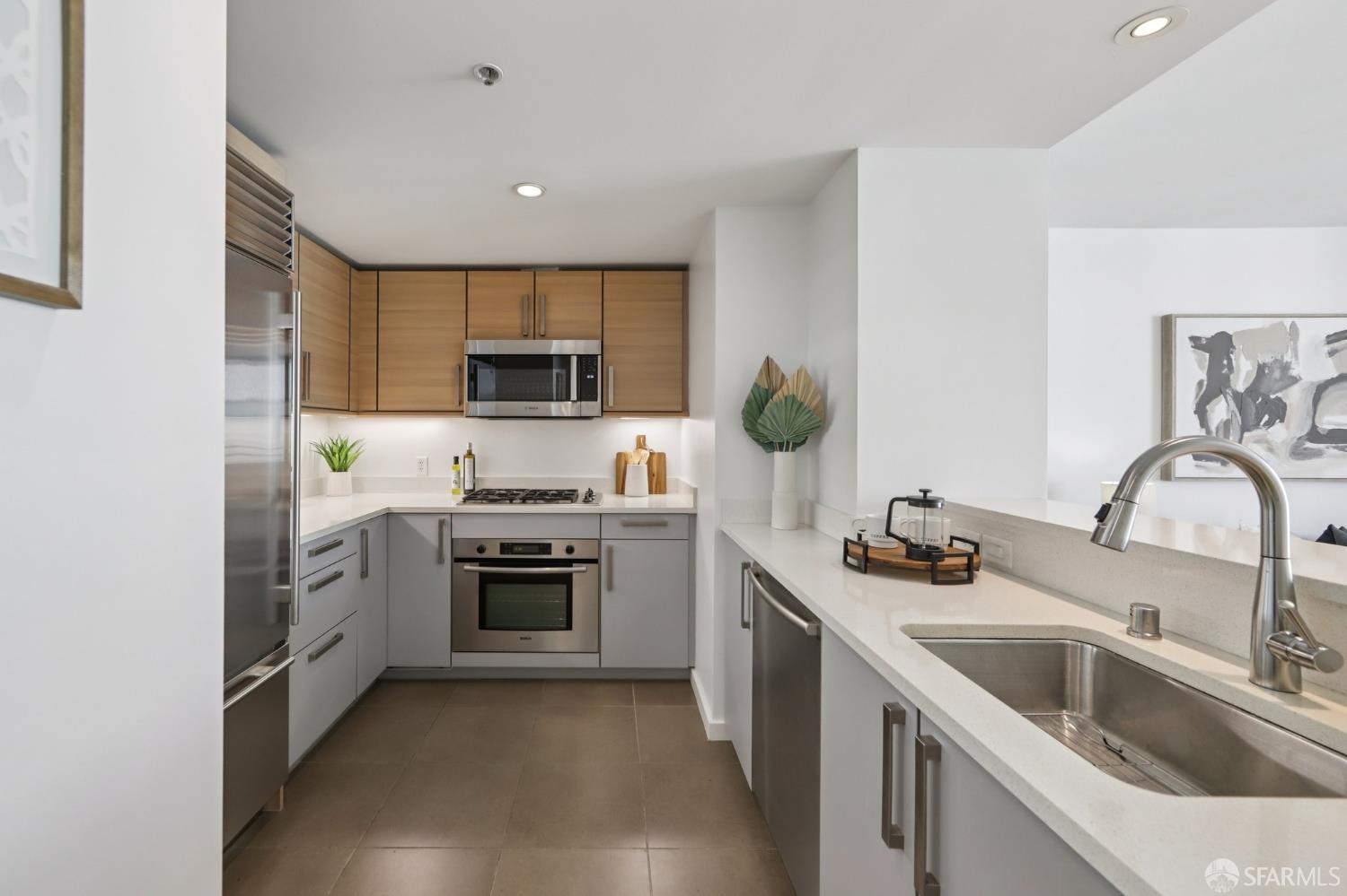 555 4th Street # 902