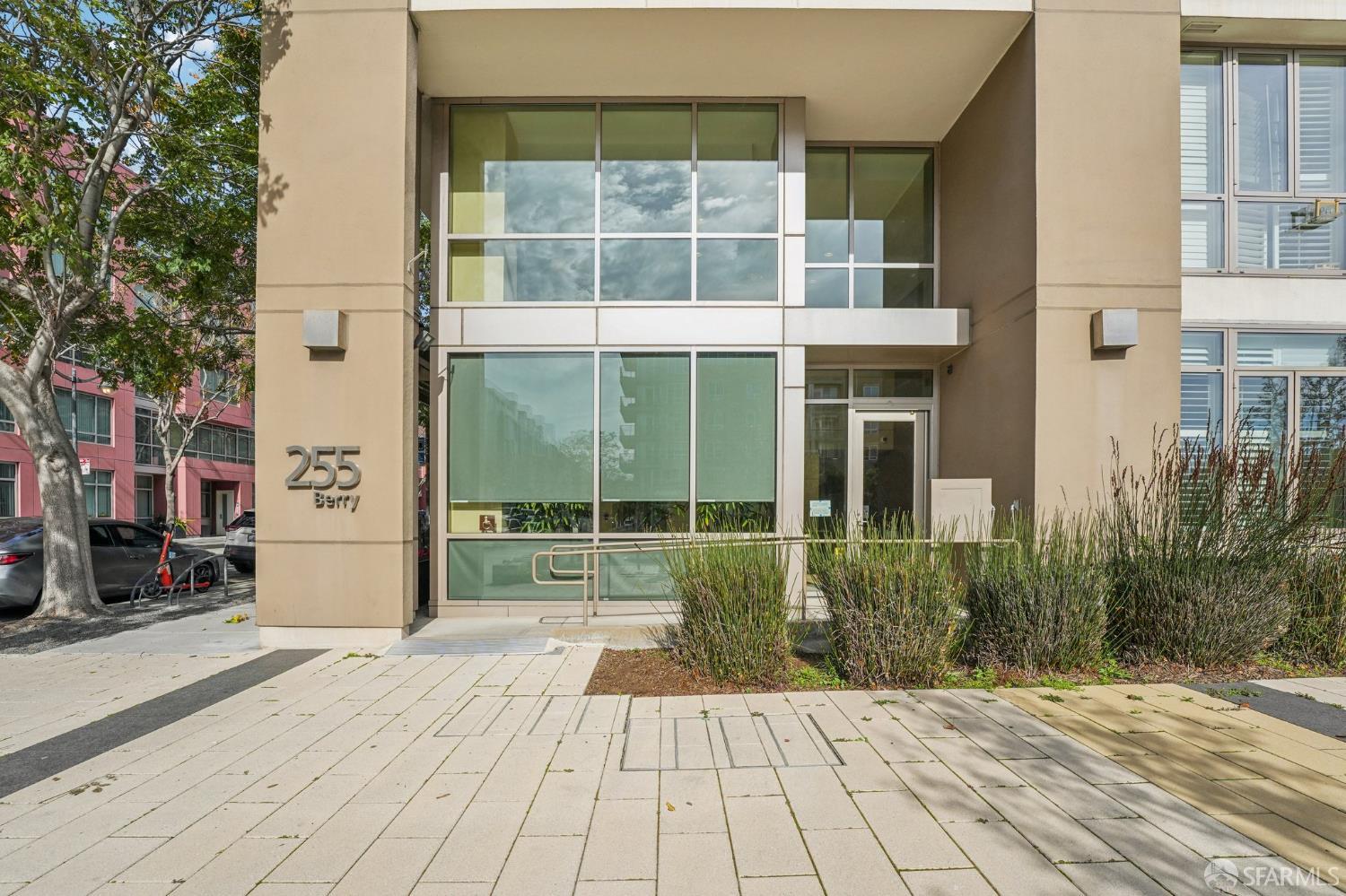 255 Berry Street # 512