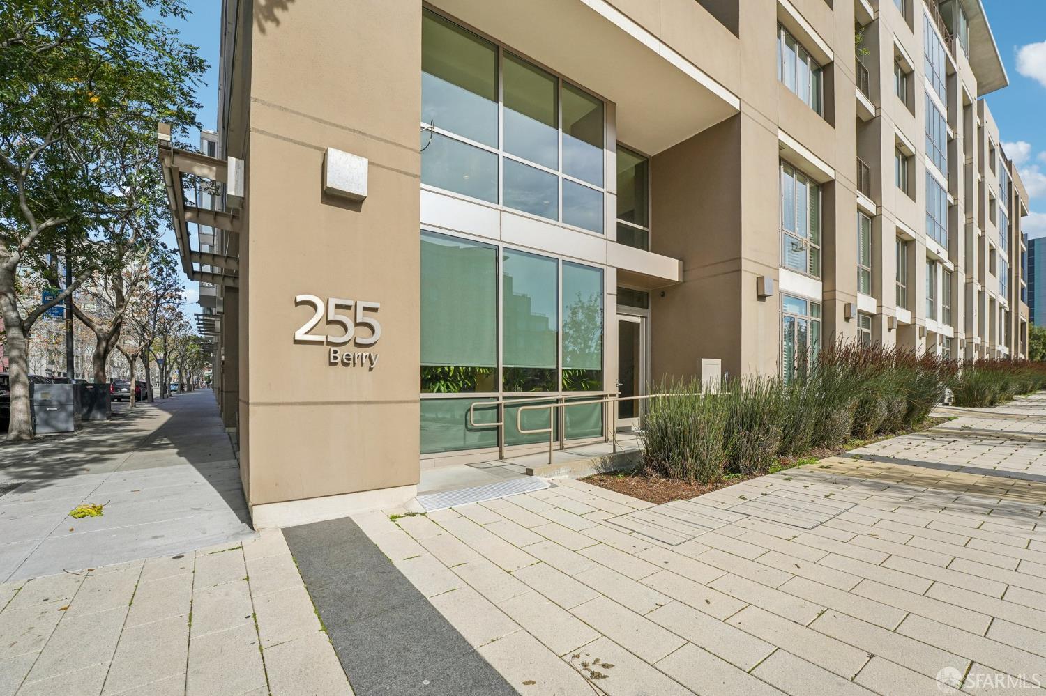 255 Berry Street # 512