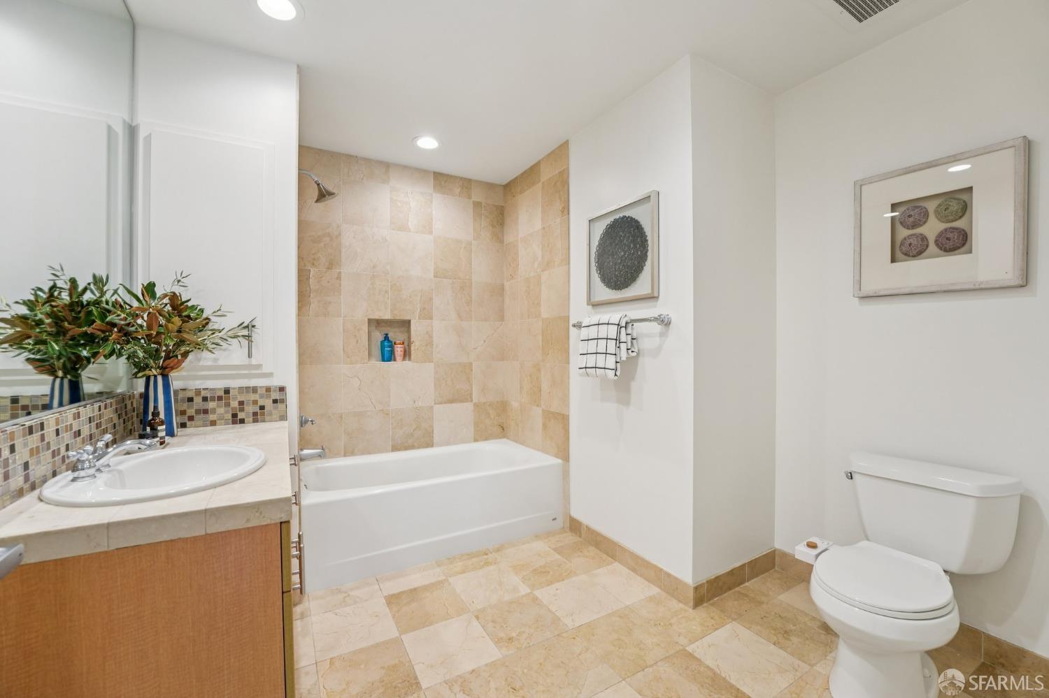 255 Berry Street # 512