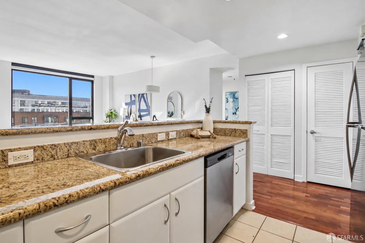 250 King Street # 572