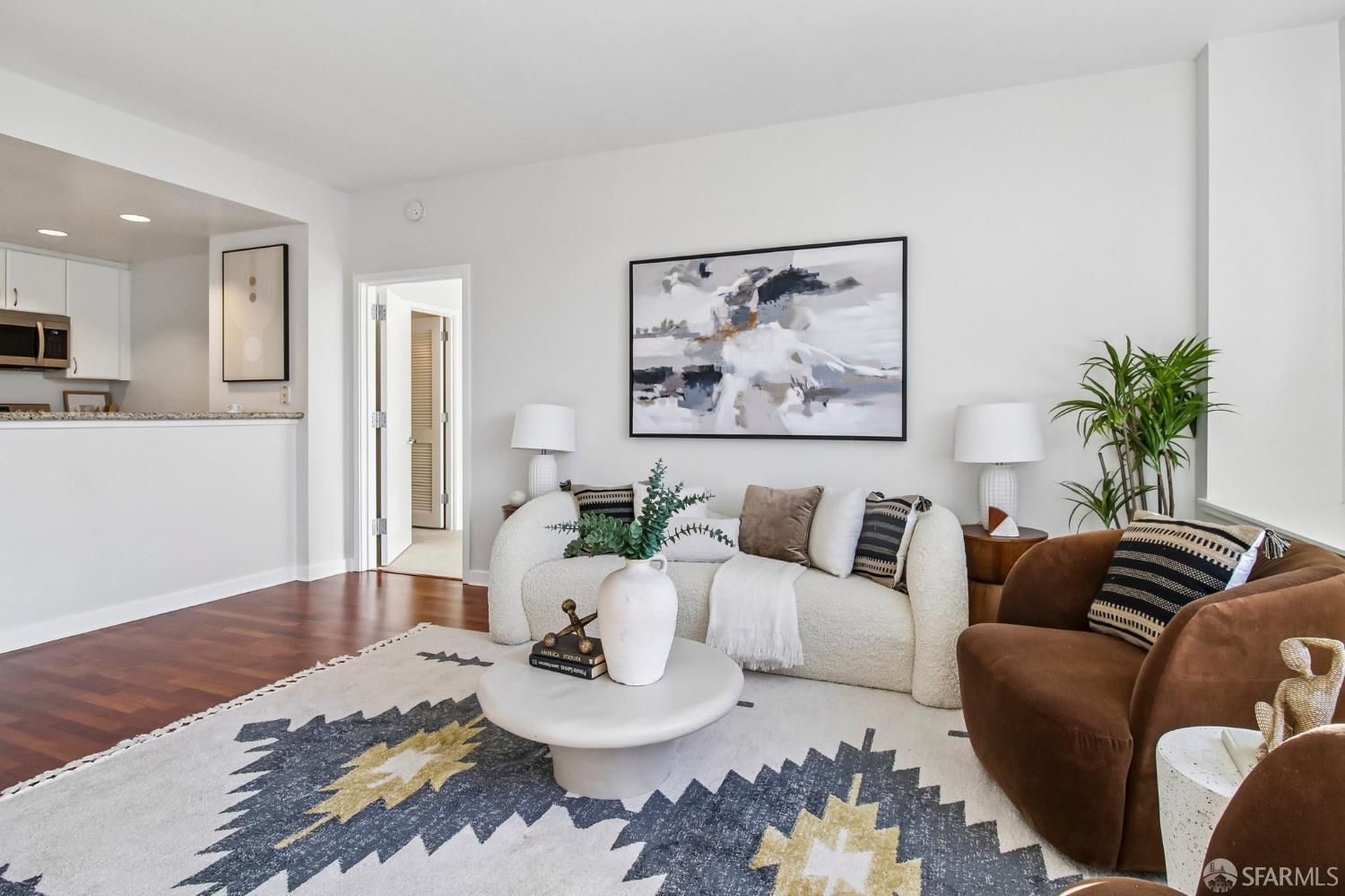 250 King Street # 572