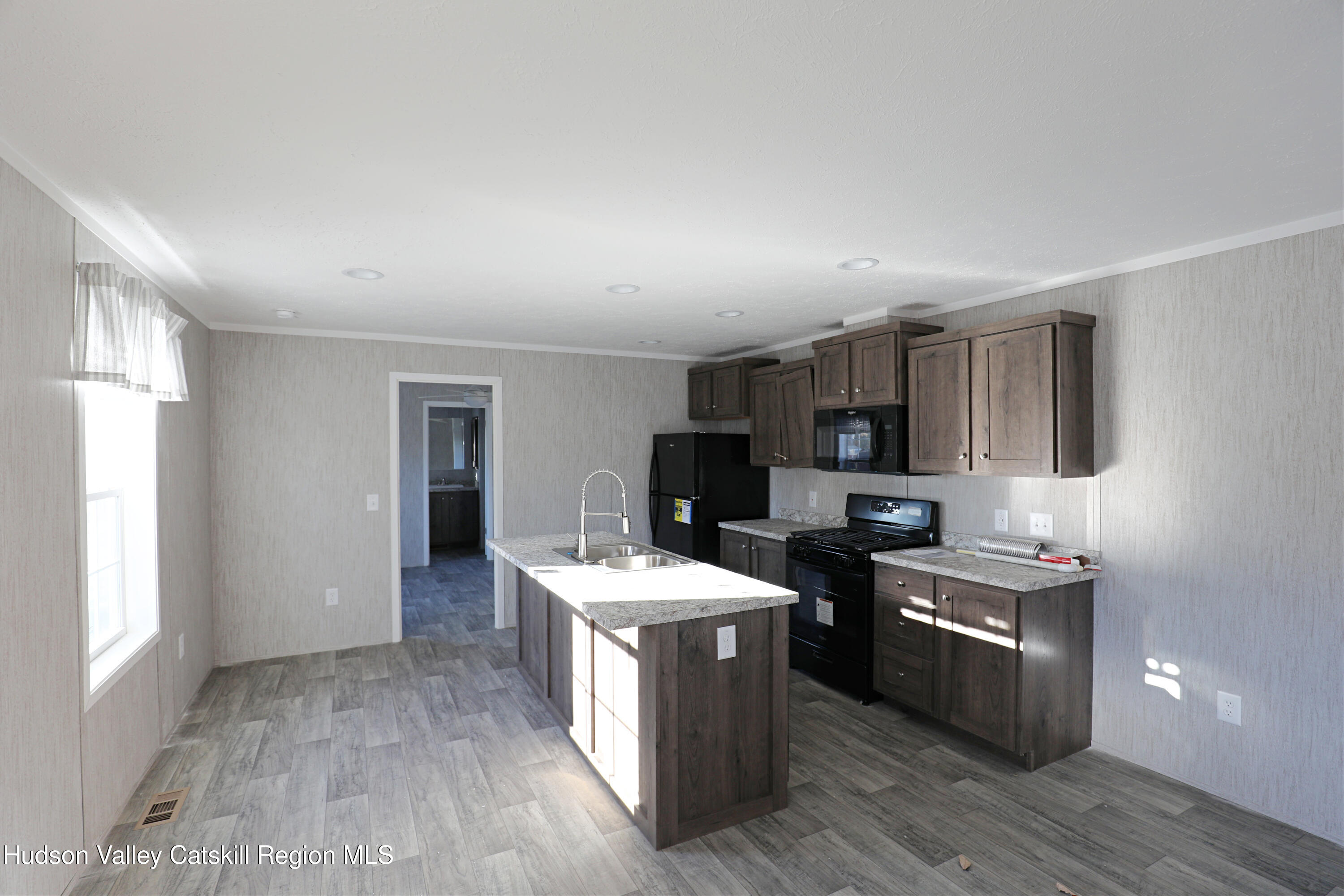 414 Joslen Boulevard 1