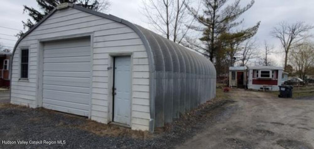 414 Joslen Boulevard, Garage