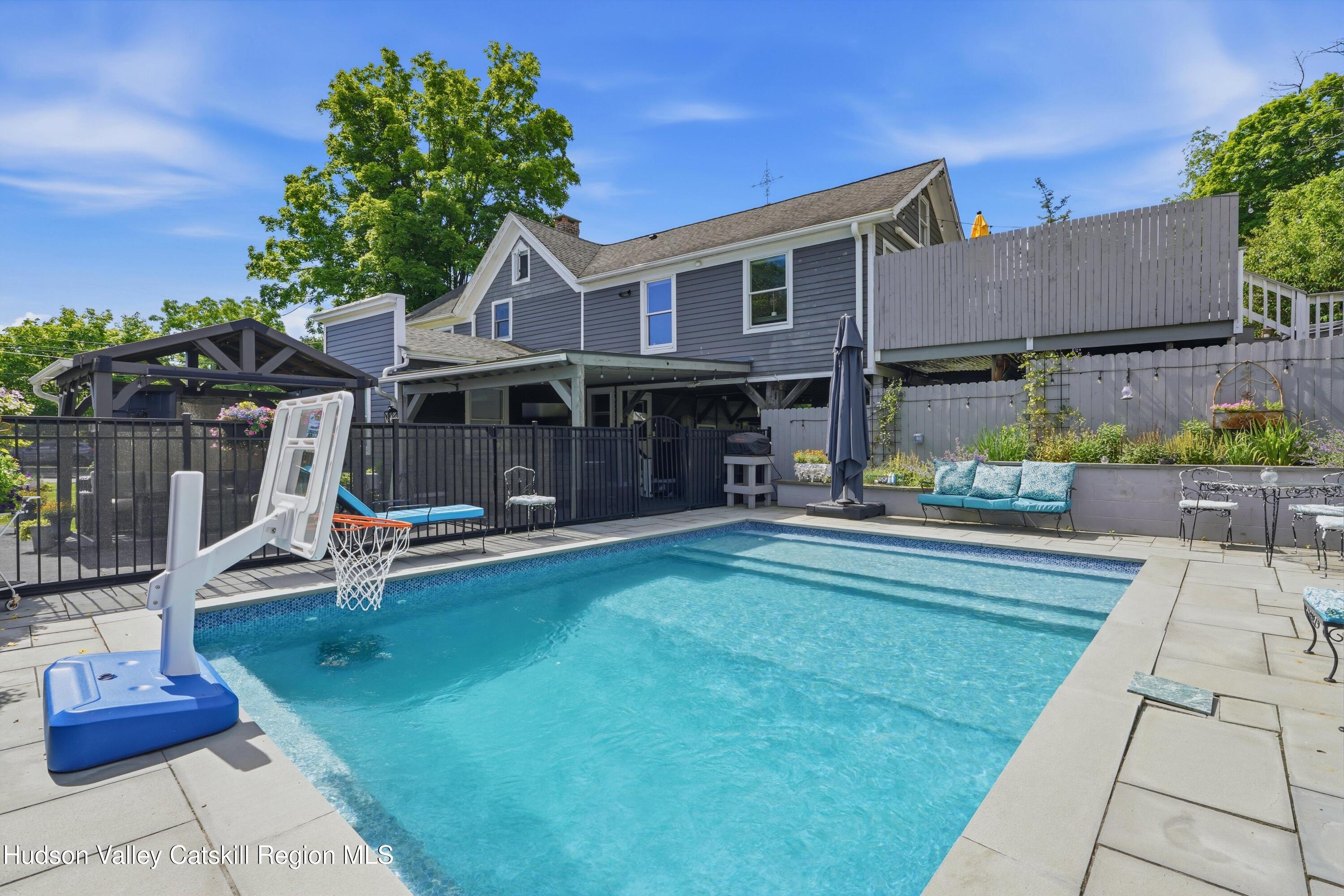 28 Railroad Avenue