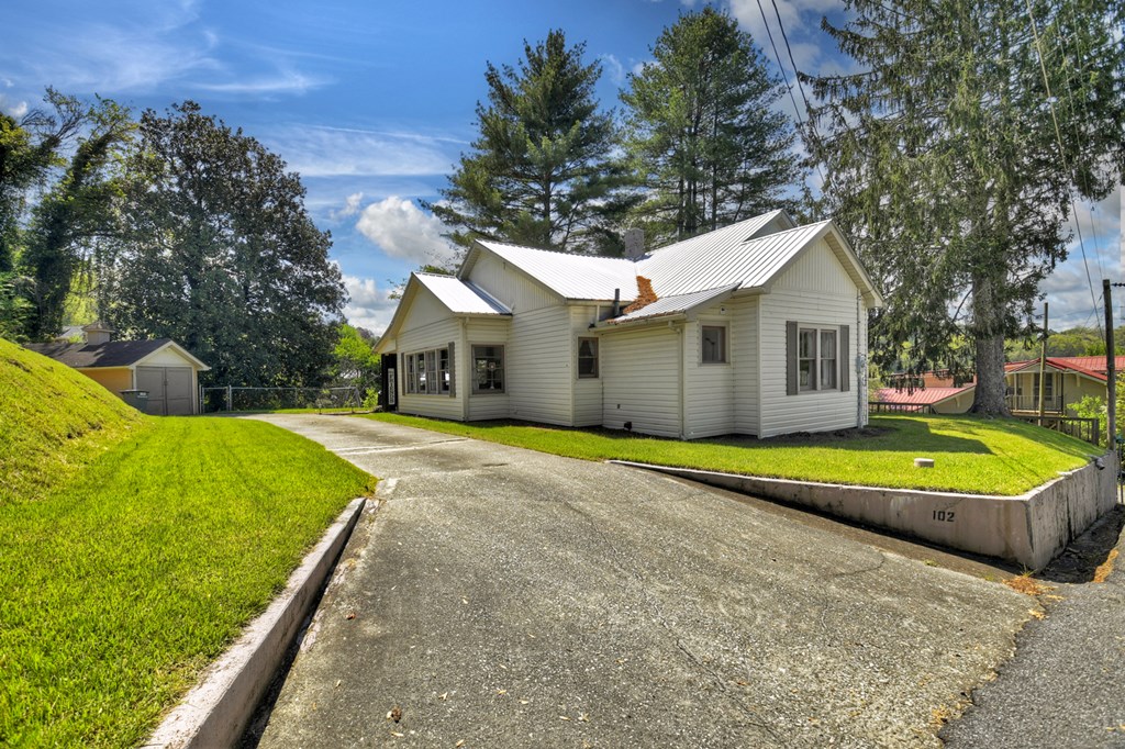 102 Riverview Street