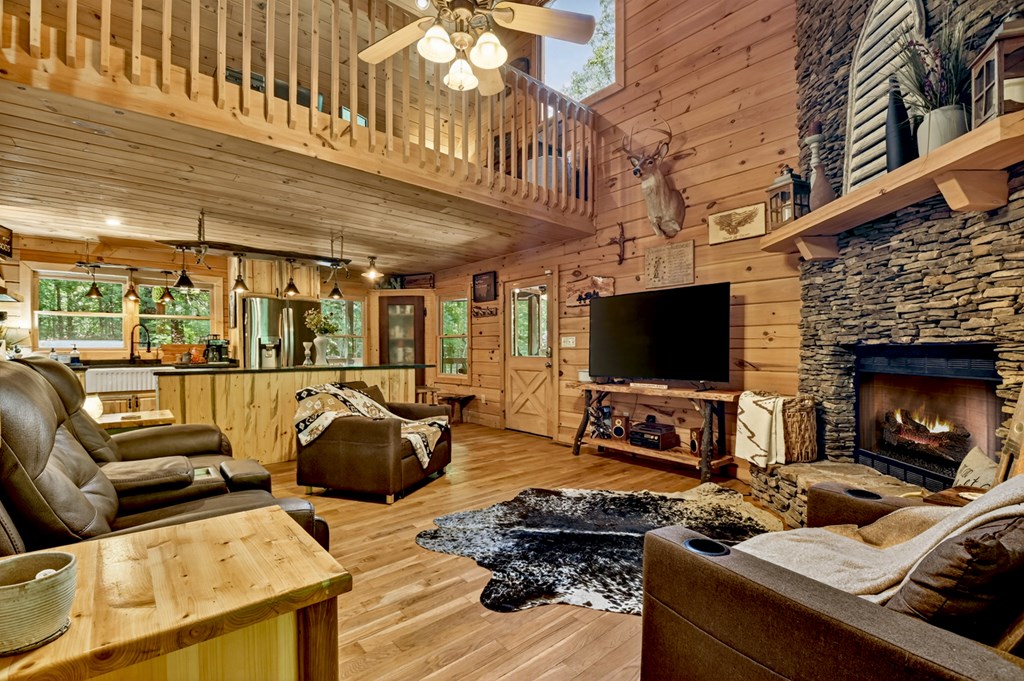 979 Cherokee Lane