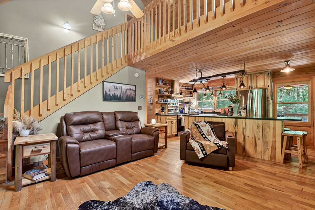 979 Cherokee Lane