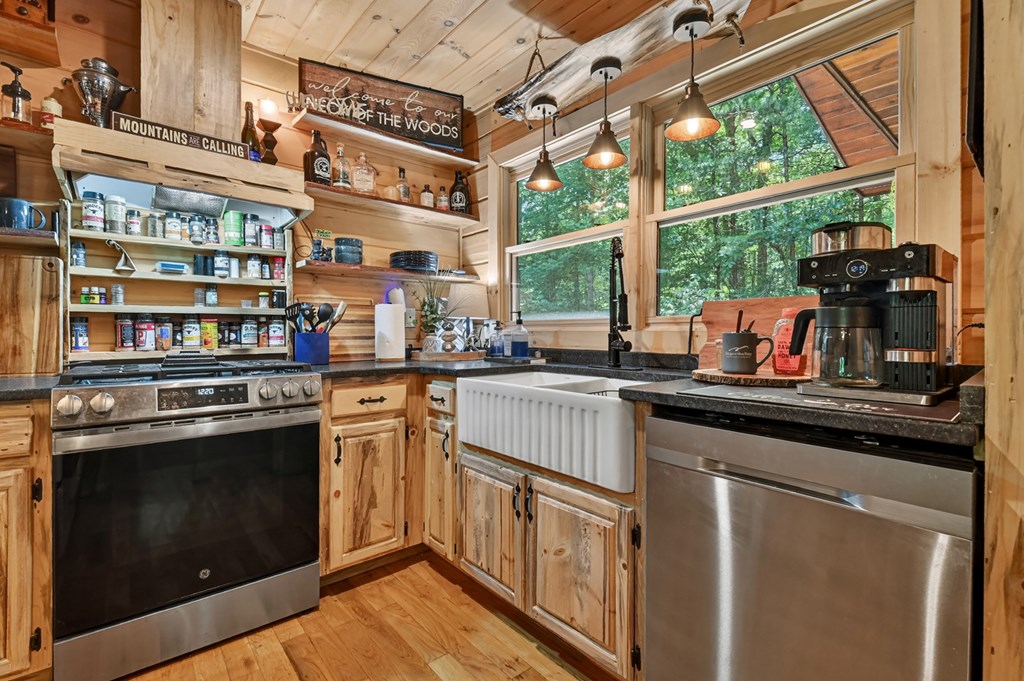 979 Cherokee Lane