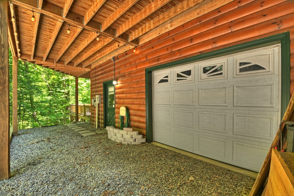 979 Cherokee Lane