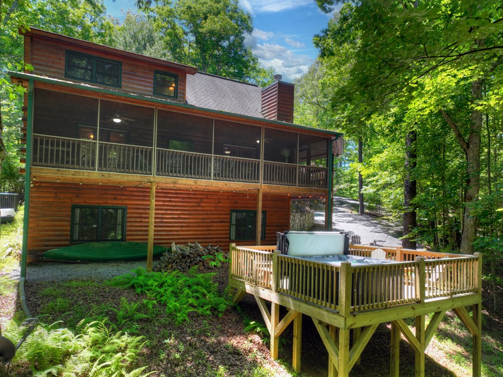 979 Cherokee Lane
