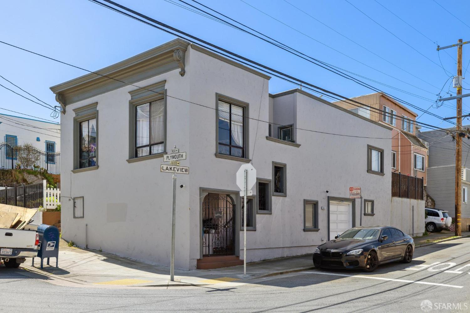 601 Lakeview Avenue