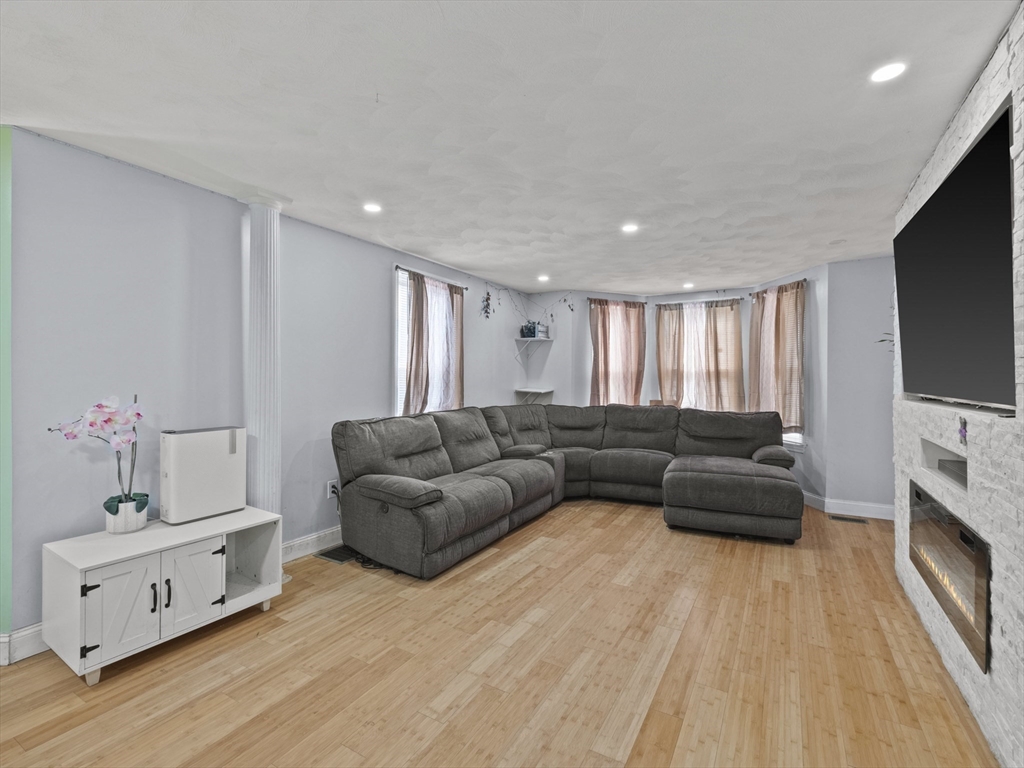 9 Rhodes Ave