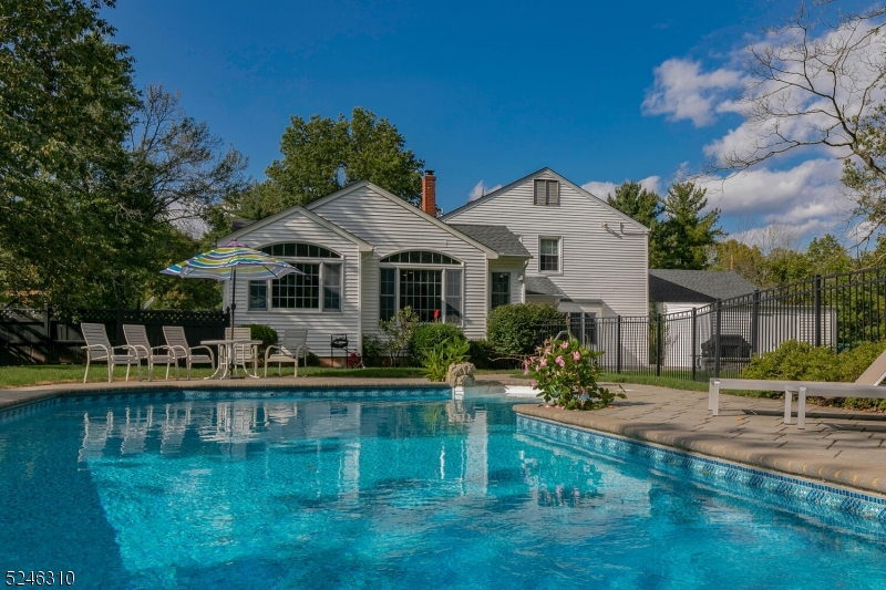 155 Thackeray Dr
