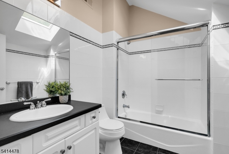 33 Saint Nickolas Way