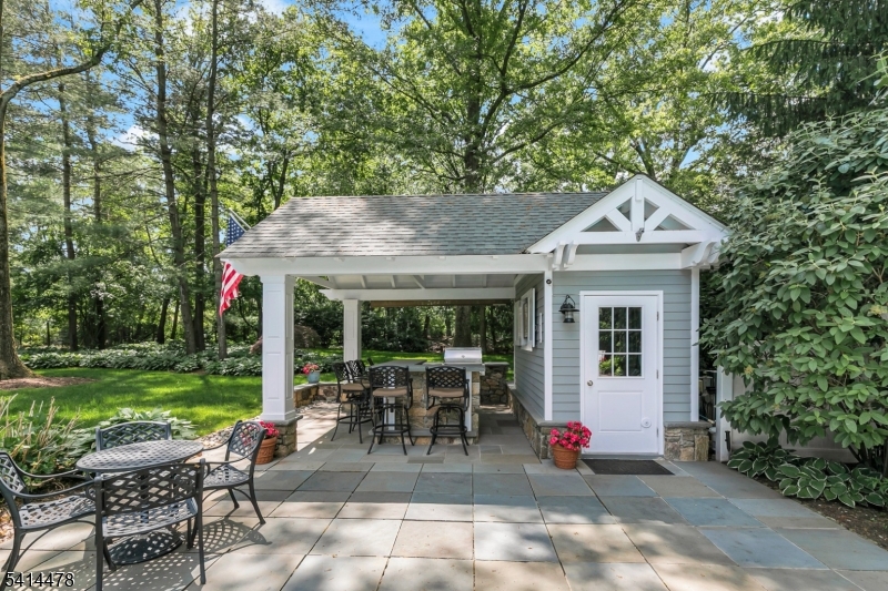 33 Saint Nickolas Way