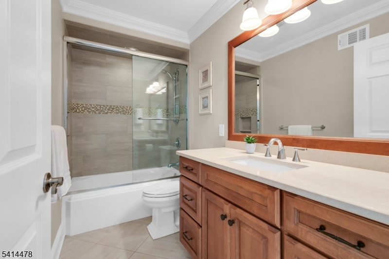 33 Saint Nickolas Way