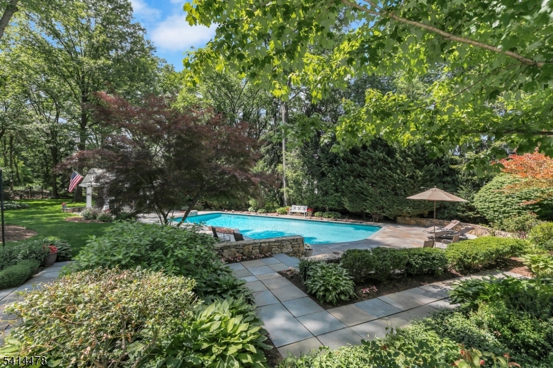 33 Saint Nickolas Way