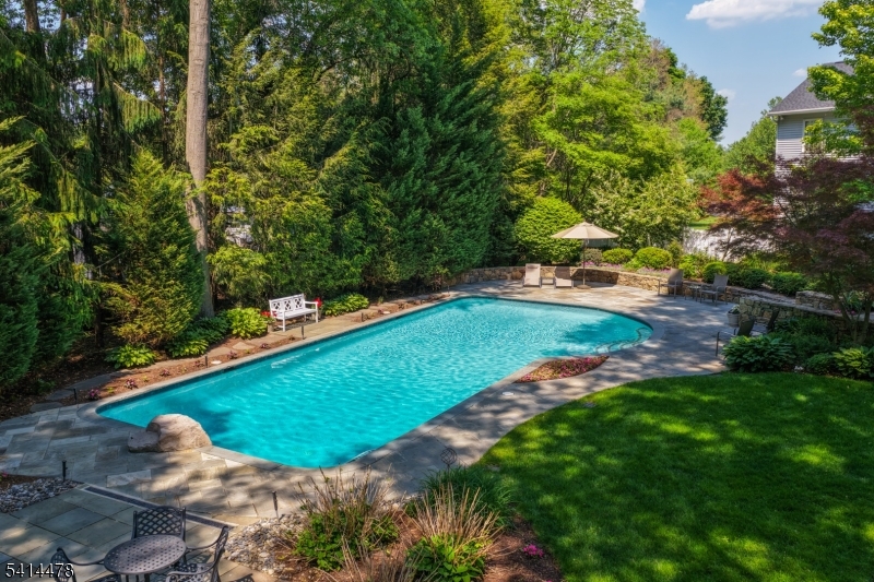 33 Saint Nickolas Way