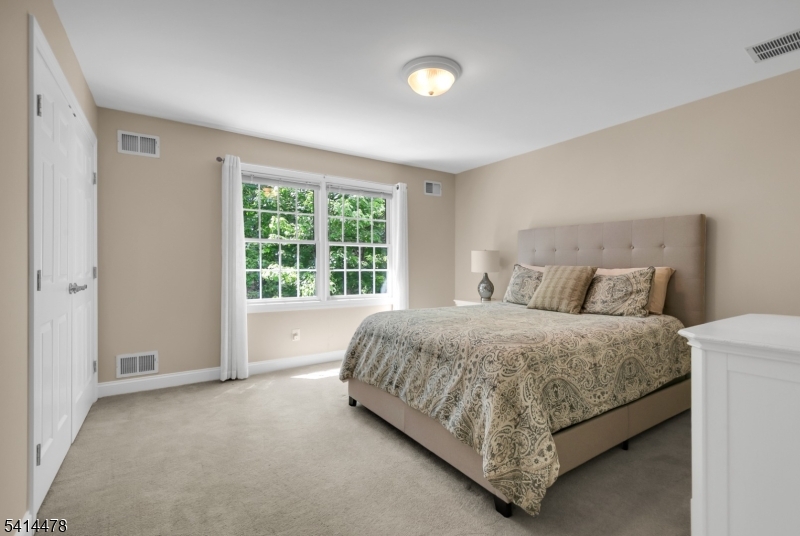 33 Saint Nickolas Way