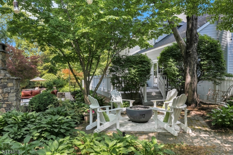 33 Saint Nickolas Way