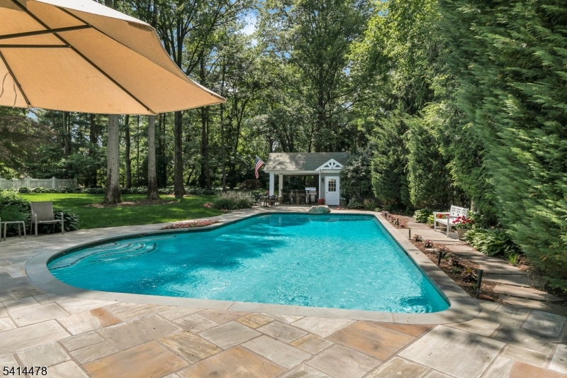 33 Saint Nickolas Way