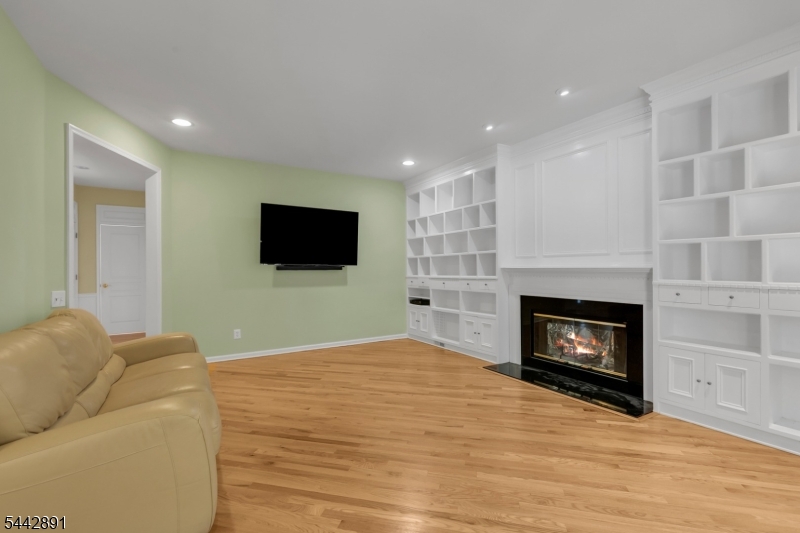 16 Bedford Dr