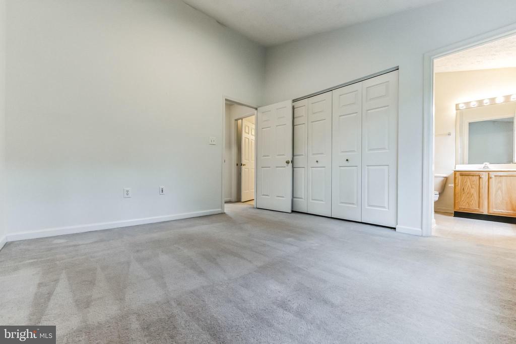 1716 BARNWOOD COURT