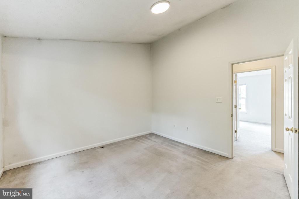 1716 BARNWOOD COURT