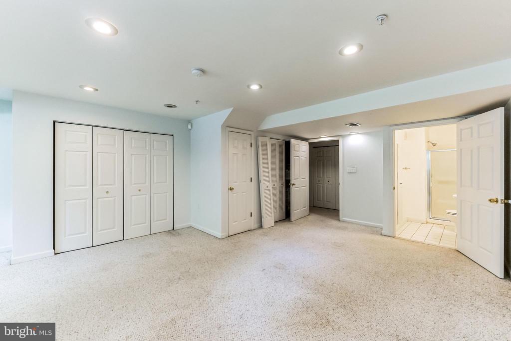 1716 BARNWOOD COURT