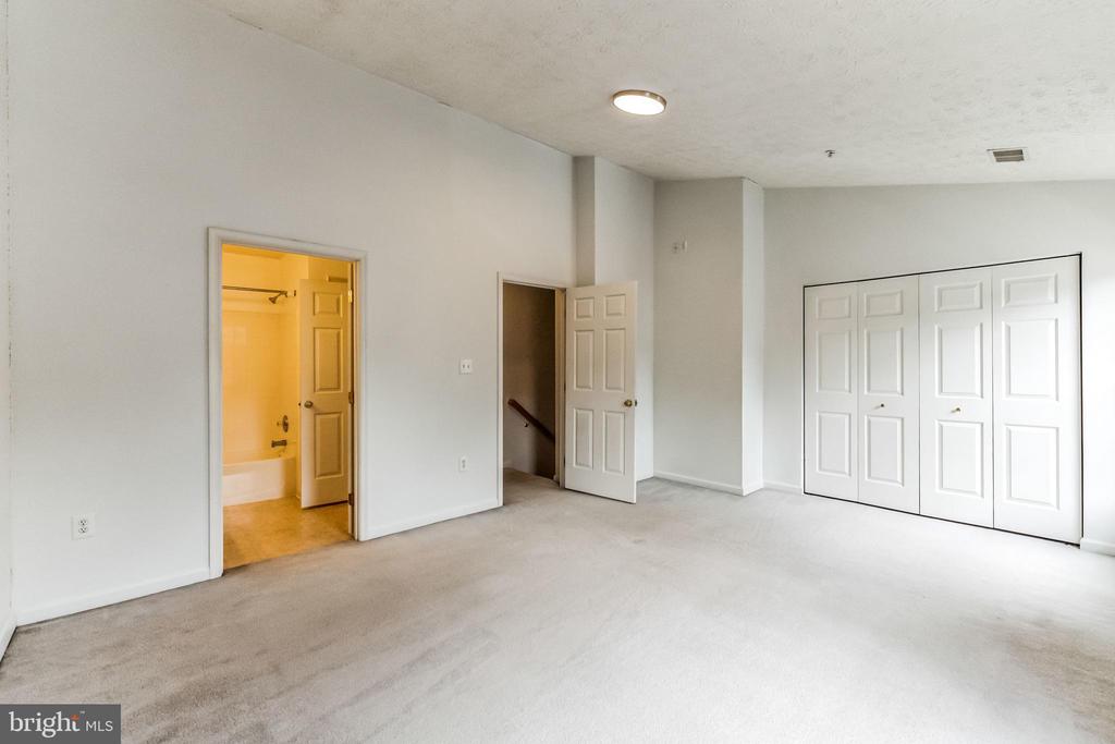 1716 BARNWOOD COURT