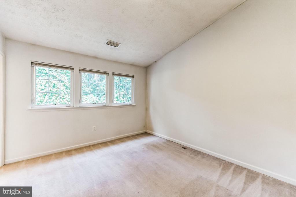 1716 BARNWOOD COURT