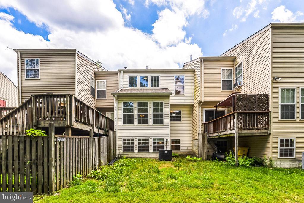 1716 BARNWOOD COURT