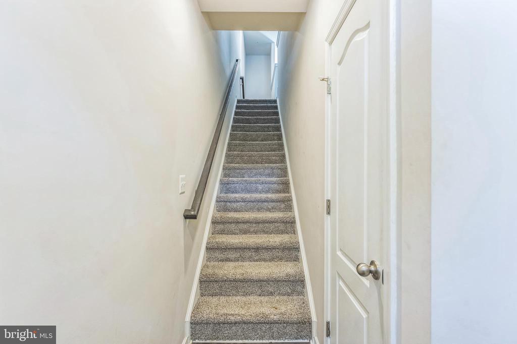 8225 HOLLOW COURT