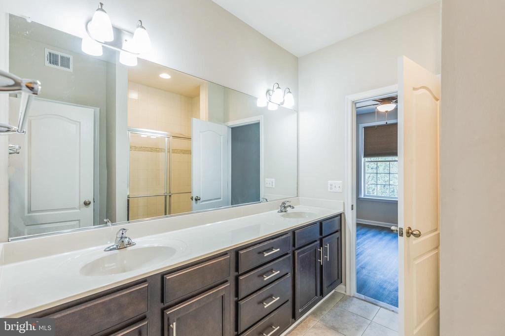 8225 HOLLOW COURT