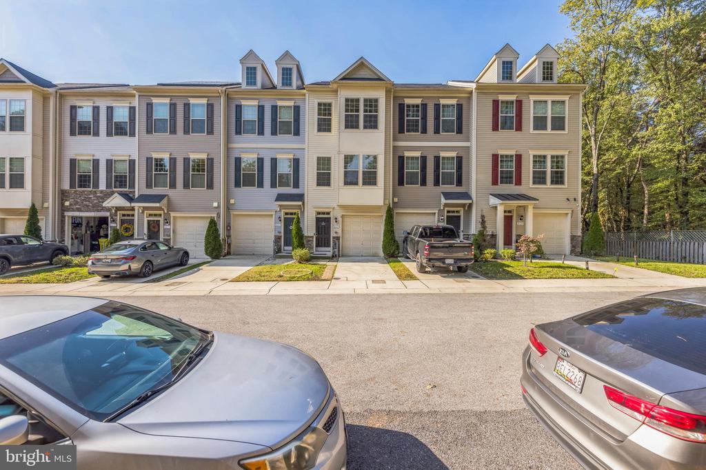 8225 HOLLOW COURT