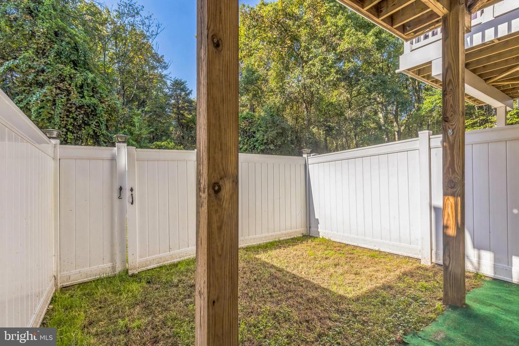 8225 HOLLOW COURT
