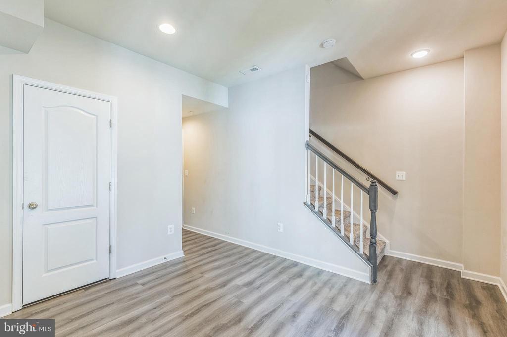 8225 HOLLOW COURT