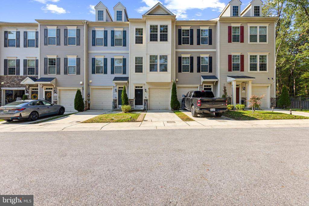 8225 HOLLOW COURT