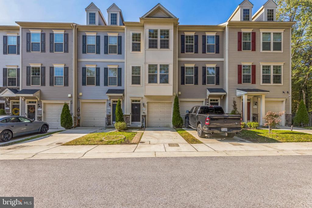 8225 HOLLOW COURT