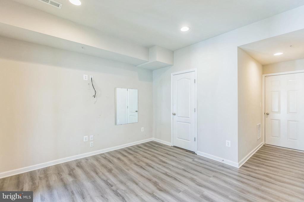 8225 HOLLOW COURT